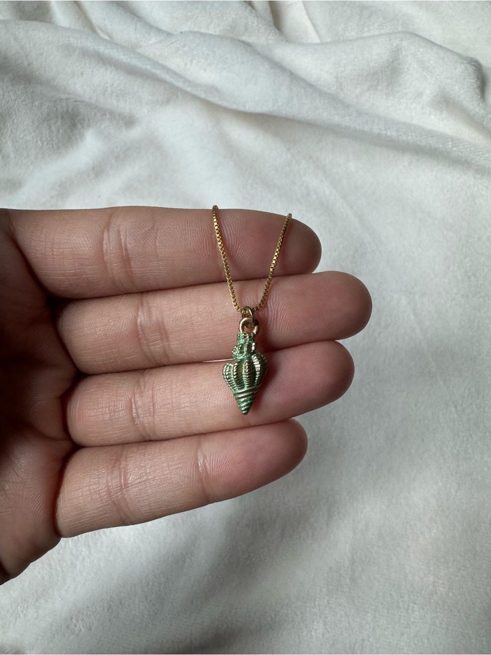Vintage Y2K 952 Silver Gold-Tone Chain Necklace with Green Seashell Pendant